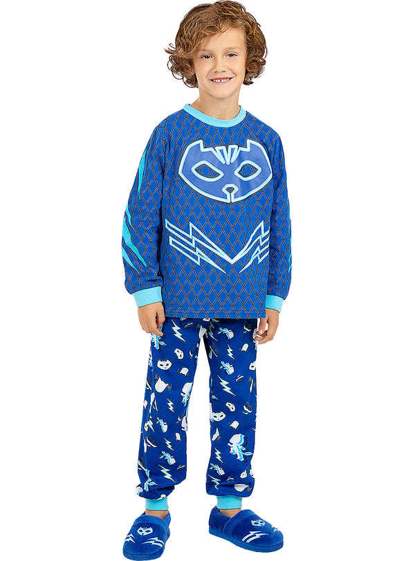 Berniukas su mėlyna „PJ Masks“ Catboy pižama ir šlepetėmis.