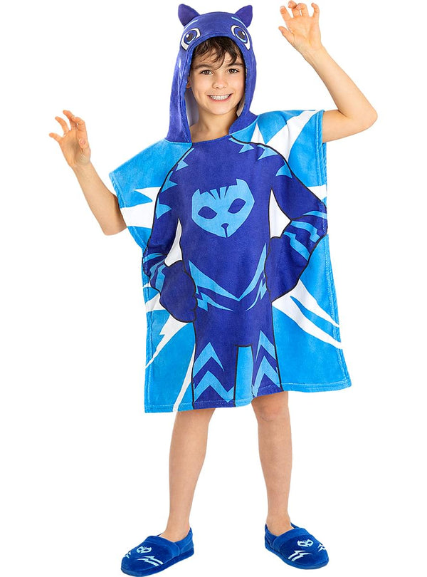 Berniukas su mėlynu „PJ Masks“ Catboy pončą primenančiu rankšluosčiu ir gobtuvu su ausytėmis.