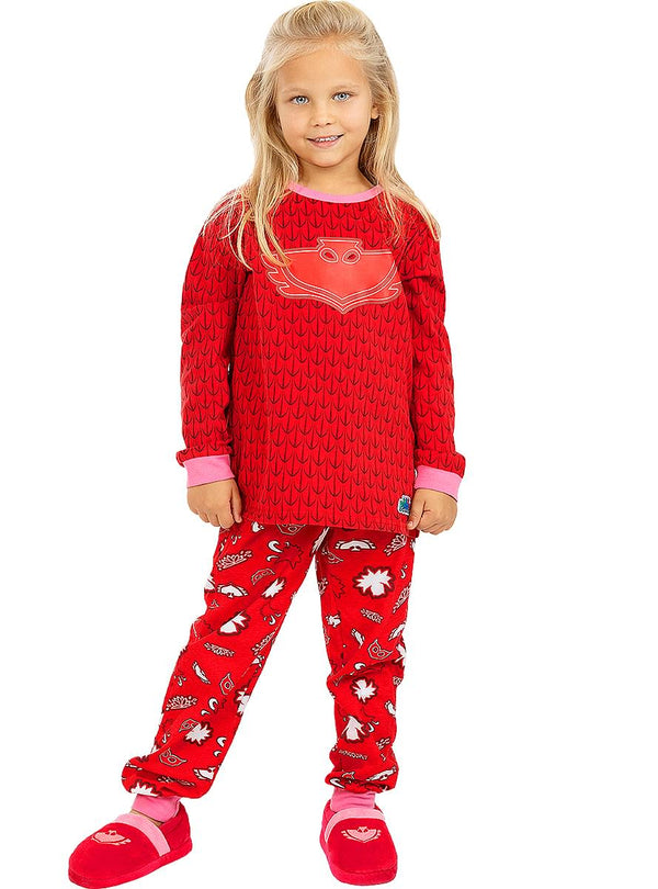Mergaitė su raudona „PJ Masks“ pižama ir šlepetėmis baltame fone.