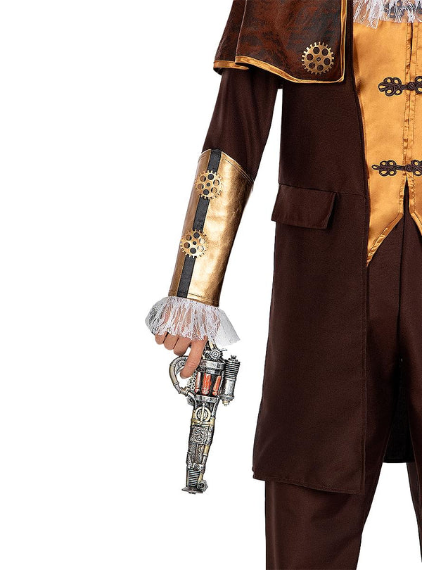 „Steampunk“ stiliaus rudas kostiumas su auksinėmis detalėmis ir žaisliniu pistoletu.