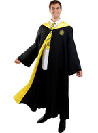Vyras su juoda Hufflepuff mantija, geltonu pamušalu ir dryžuotu kaklaraiščiu.