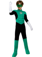 Berniukas su Žaliojo žibinto superherojaus kostiumu, kauke ir balta pirštine.