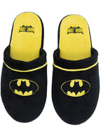 Juodos ir geltonos „Batman“ šlepetės su superherojaus logotipu.