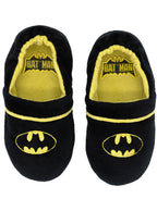 Juodos vaikiškos „Batman“ šlepetės su geltonu logotipu ir vidumi.