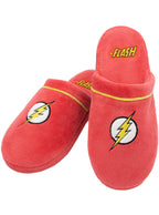 Raudonos „The Flash“ šlepetės su geltonu žaibo logotipu baltame fone.