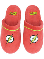 Raudonos „The Flash“ šlepetės su geltonu žaibu ir logotipu.
