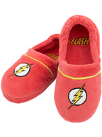 Raudonos „The Flash“ šlepetės su geltonu žaibo logotipu baltame fone.