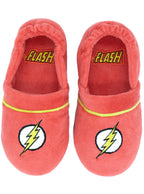 Raudonos šlepetės su geltonu „The Flash“ žaibo logotipu ir užrašu.