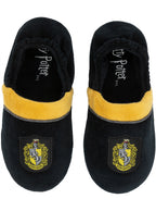 Juodos vaikiškos šlepetės su Hufflepuff herbu ir geltona juosta.