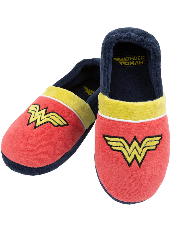 Raudonos ir mėlynos „Wonder Woman“ šlepetės su geltonu logotipu.