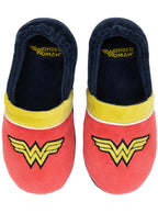 Raudonos ir mėlynos vaikiškos šlepetės su „Wonder Woman“ logotipu.