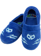 Mėlynos vaikiškos šlepetės su „PJ Masks“ Pelėdžiuko simboliu.