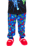 Mėlyna „PJ Masks“ pižama su raštais ir raudonomis šlepetėmis.
