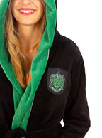 Juodas chalatas su žaliu gobtuvu ir Klastunyno (Slytherin) herbu.