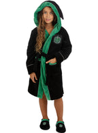 Mergaitė su juodu ir žaliu „Slytherin“ chalatu bei kapišonu.