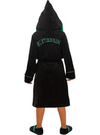 Juodas „Slytherin“ chalatas su kapišonu ir žaliu užrašu nugaroje.