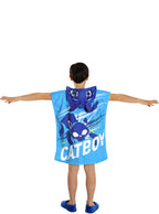 Mėlynas vaikiškas rankšluostis-paltas su „Catboy“ personažu ir gobtuvu.