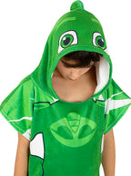 Vaikas su žaliu „PJ Masks“ Gekono kostiumu-rankšluosčiu ir gobtuvu.