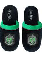 Juodos „Harry Potter“ šlepetės su žaliu krašteliu ir Klastūnyno (Slytherin) herbu.