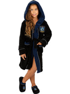 Mergaitė su juodu ir mėlynu „Harry Potter“ chalatu bei šlepetėmis.