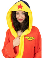 Moteris su raudonu „Wonder Woman“ chalatu, geltonu gobtuvu ir raudona žvaigžde.
