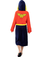 „Wonder Woman“ chalatas: raudona viršutinė dalis su logotipu, mėlyna apačia ir gobtuvas.