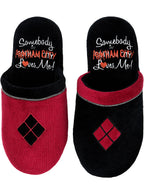 Raudonos ir juodos spalvos šlepetės su užrašu „Somebody in Gotham City loves me“.