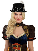 Moteris su „steampunk“ stiliaus cilindru, akiniais ir puošniu kostiumu baltame fone.