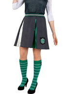 Pilkas Slytherin sijonas, žalios dryžuotos kojinės ir juodi bateliai.
