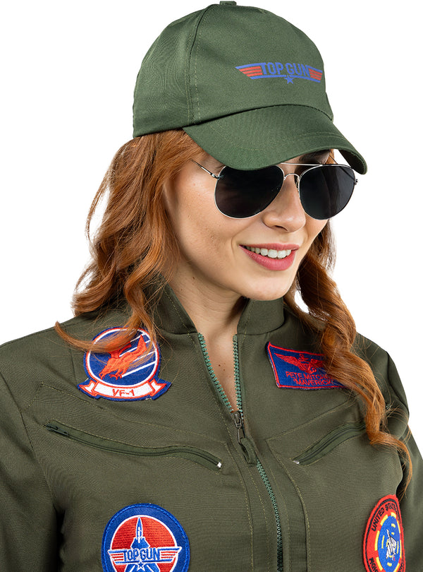 Moteris su „Top Gun“ lakūno kostiumu, kepure ir akiniais nuo saulės.