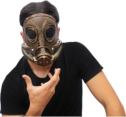 Žmogus su juodais marškinėliais ir bronzos spalvos „steampunk“ stiliaus dujokauke.