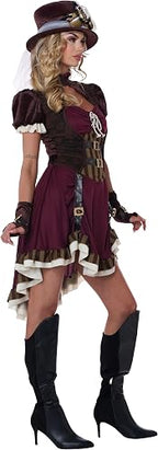 Moteris su steampunk stiliaus bordo suknele, cilindru ir ilgais juodais batais.