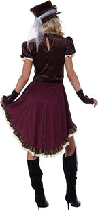 Moteris su vyšninės spalvos „Steampunk“ kostiumu, cilindru ir juodais ilgais batais.