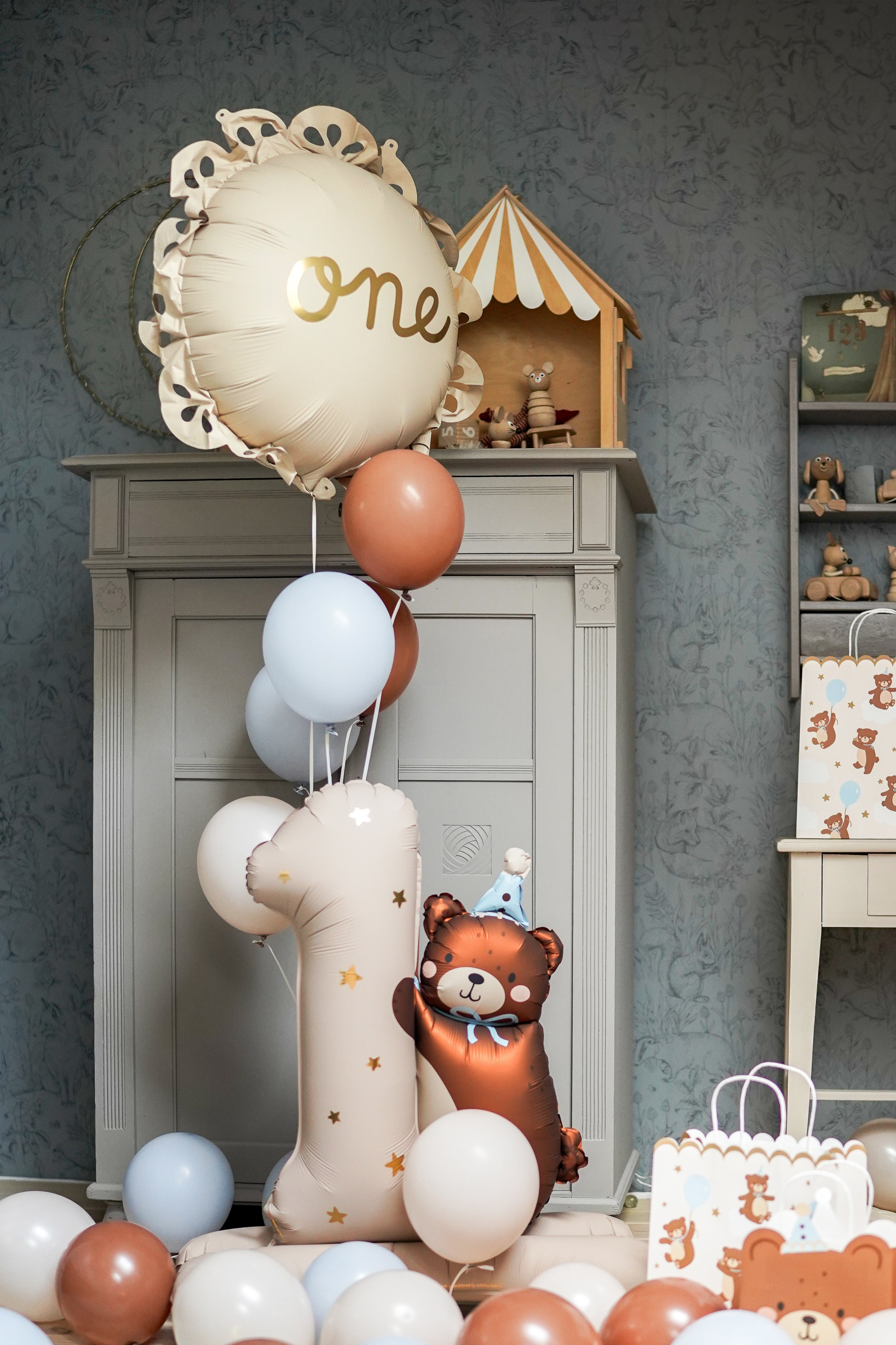 Foil balloon lozenge with ruffle One - Teminis.lt