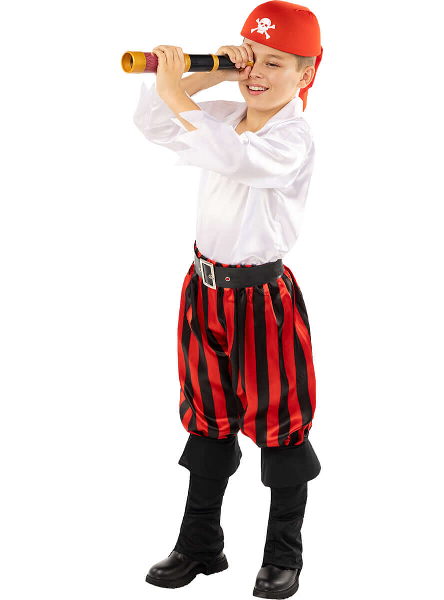 Pirato kostiumas berniukams – bukanieriaus marškinėliai ir kelnės
