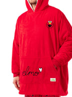 Raudonas pliušinis džemperis su gobtuvu, papuoštas Elmo veidu ir užrašu „elmo“.
