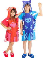 Du vaikai su „PJ Masks“ herojų pončais-rankšluosčiais: raudonu ir mėlynu.