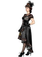 Moteris su ruda ir juoda „steampunk“ stiliaus suknele bei cilindru su akiniais.