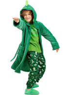 Berniukas su žaliu „PJ Masks“ chalatu ir pižama balto fone.