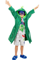 Vaikas su žaliu „PJ Masks“ chalatu, kauke ir pižama iškeltomis rankomis.