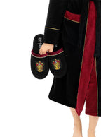Juodas „Harry Potter“ chalatas ir šlepetės su Grifų gūžtos herbu.