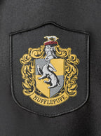 Hogvartsų Švilpynės (Hufflepuff) herbas su barsuku ant juodo audinio pleistro.