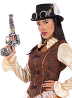 Moteris su steampunko kostiumu, cilindru ir dekoratyviniu pistoletu.