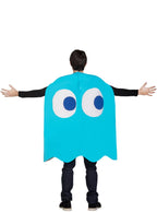 Žmogus su žydru „Pac-Man“ vaiduoklio kostiumu, išskėstomis rankomis.