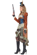 Moteris su ruda steampunk stiliaus suknele, skrybėlaite ir senoviniu pistoletu.