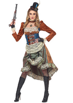 Moteris su ruda ir mėlyna „steampunk“ stiliaus suknele, cilindru ir senoviniu pistoletu.