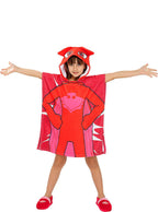 Mergaitė su raudonu „PJ Masks“ Owlette pončo rankšluosčiu ir gobtuvu.