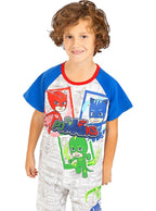 Berniukas su „PJ Masks“ pižama: mėlynomis rankovėmis ir spalvingais herojais.