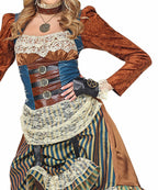 Moteris su puošnia ruda ir mėlyna „steampunk“ stiliaus suknele, nėriniais ir krumpliaračių detalėmis.