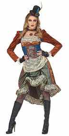 Moteris su ruda ir mėlyna „steampunk“ stiliaus suknele, cilindru bei ilgais batais.